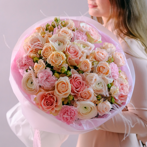 Купить Элегантный букет с ранункулюсами и пионовидными розами