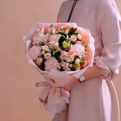 Нежный букет с кустовыми розами и диантусом #19