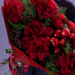 Яркий зимний букет с французскими розами