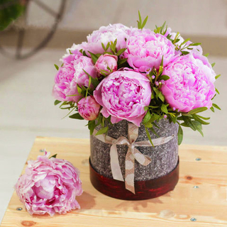 Цветы пионы в шляпной коробке "Нотки любви"