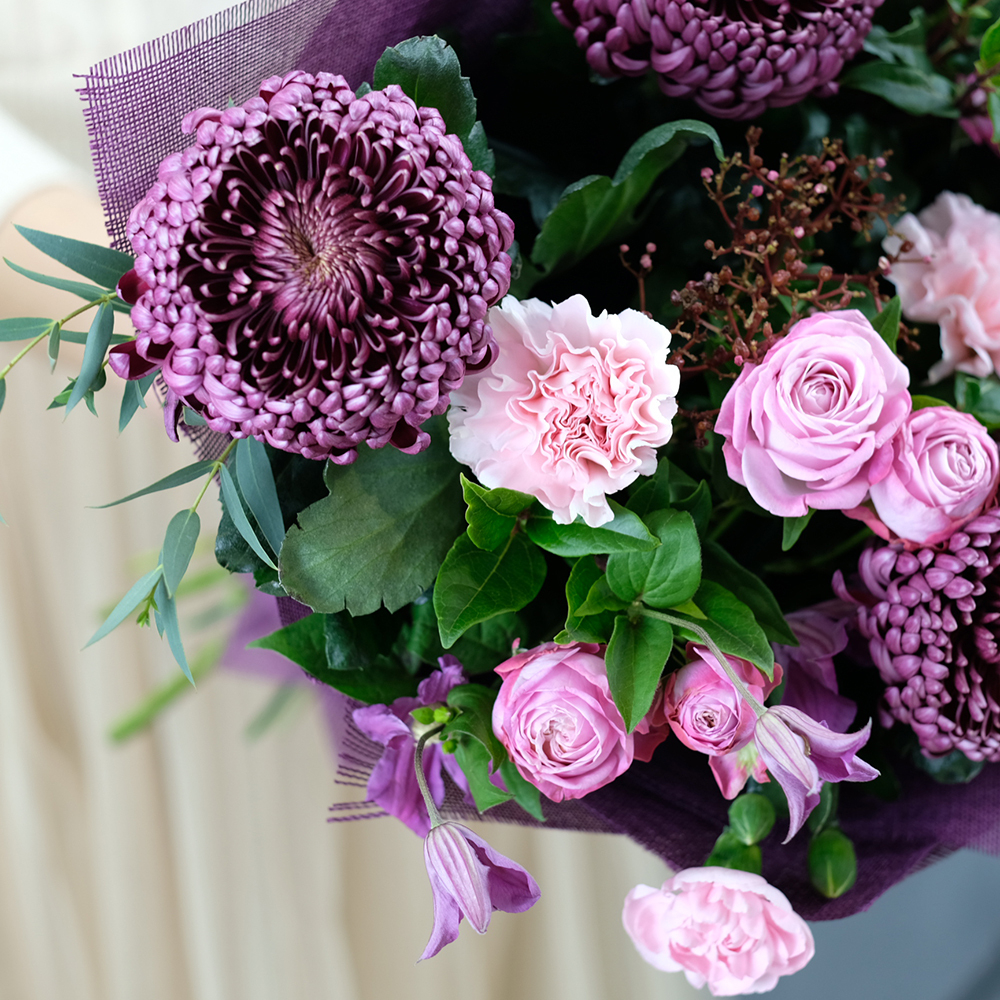 Нежный букет с премиум-хризантемами "Сокровенное"