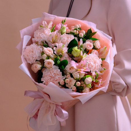 Нежный букет с кустовыми розами и диантусом #19