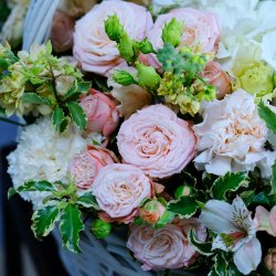 Корзина «Мимолетный каприз» с гортензией и пионовидными розами