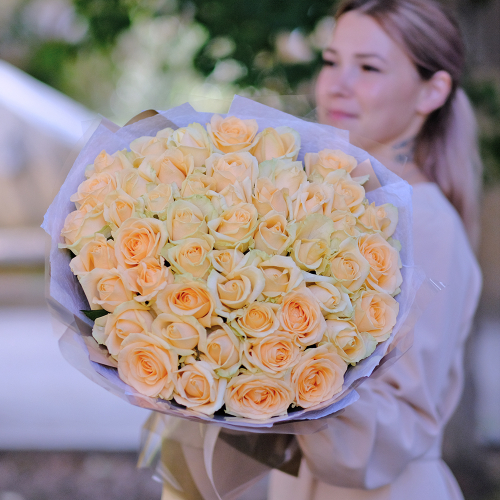 Купить Нежный букет 49 персиковых роз "Очарование"