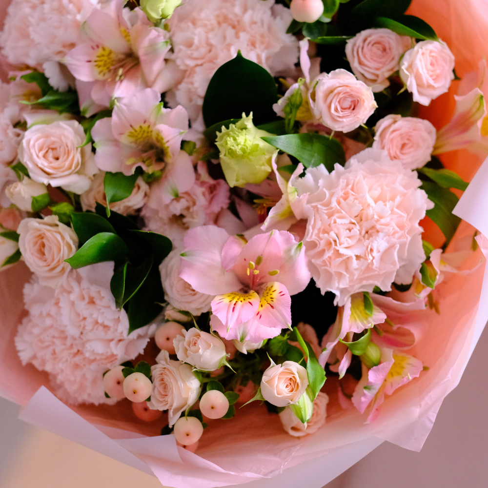 Нежный букет с кустовыми розами и диантусом #19