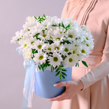 Композиция из ромашек в шляпной коробке #249