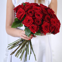 Букет 35 красных роз Ред Наоми