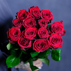 Букет высоких красных роз Red Naomi