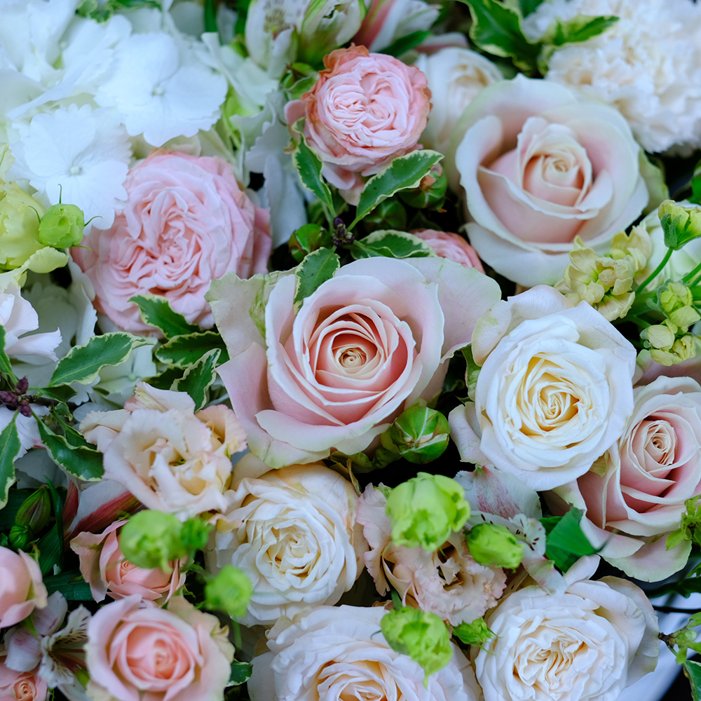 Корзина «Мимолетный каприз» с гортензией и пионовидными розами