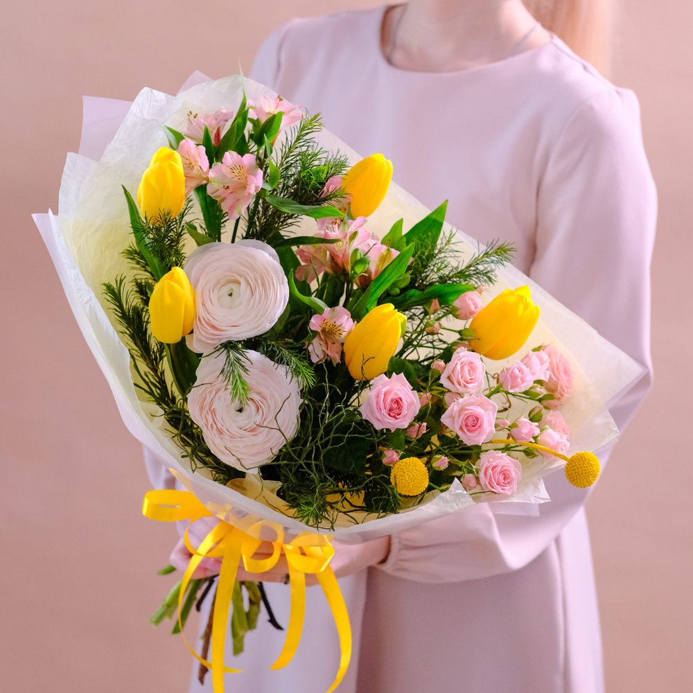 Нежный весенний букет с ранункулюсами и тюльпанами #150