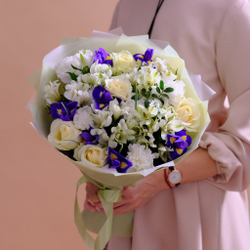 Нежный букет с белыми розами и ирисами #15