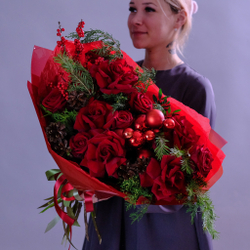 Яркий зимний букет с французскими розами