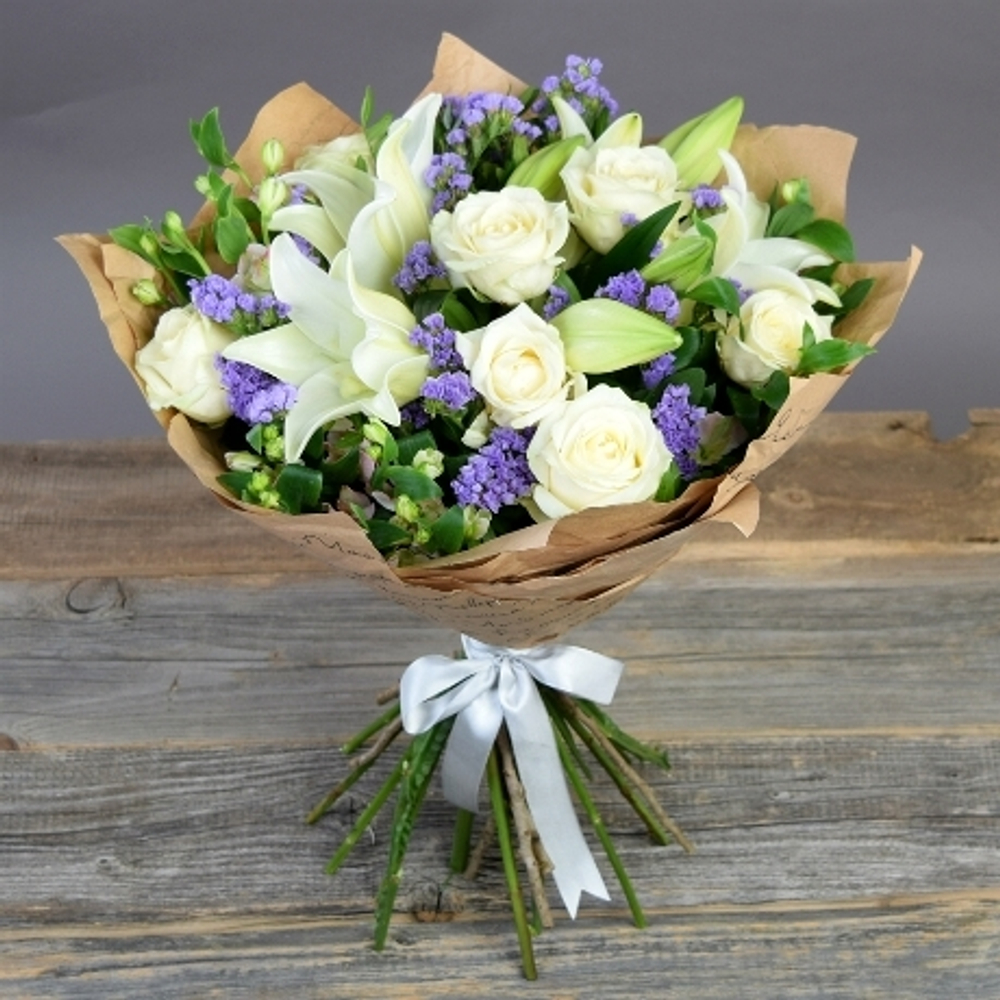 Букет с белыми лилиями и розами