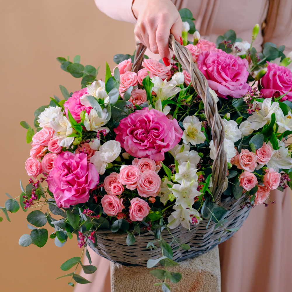 Нежная композиция с пионовидными розами в плетенной корзине #242