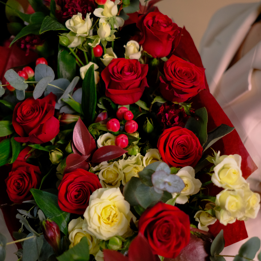 Яркий букет с красными розами #740