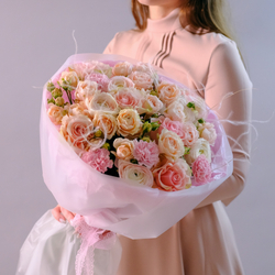 Элегантный букет с ранункулюсами и пионовидными розами