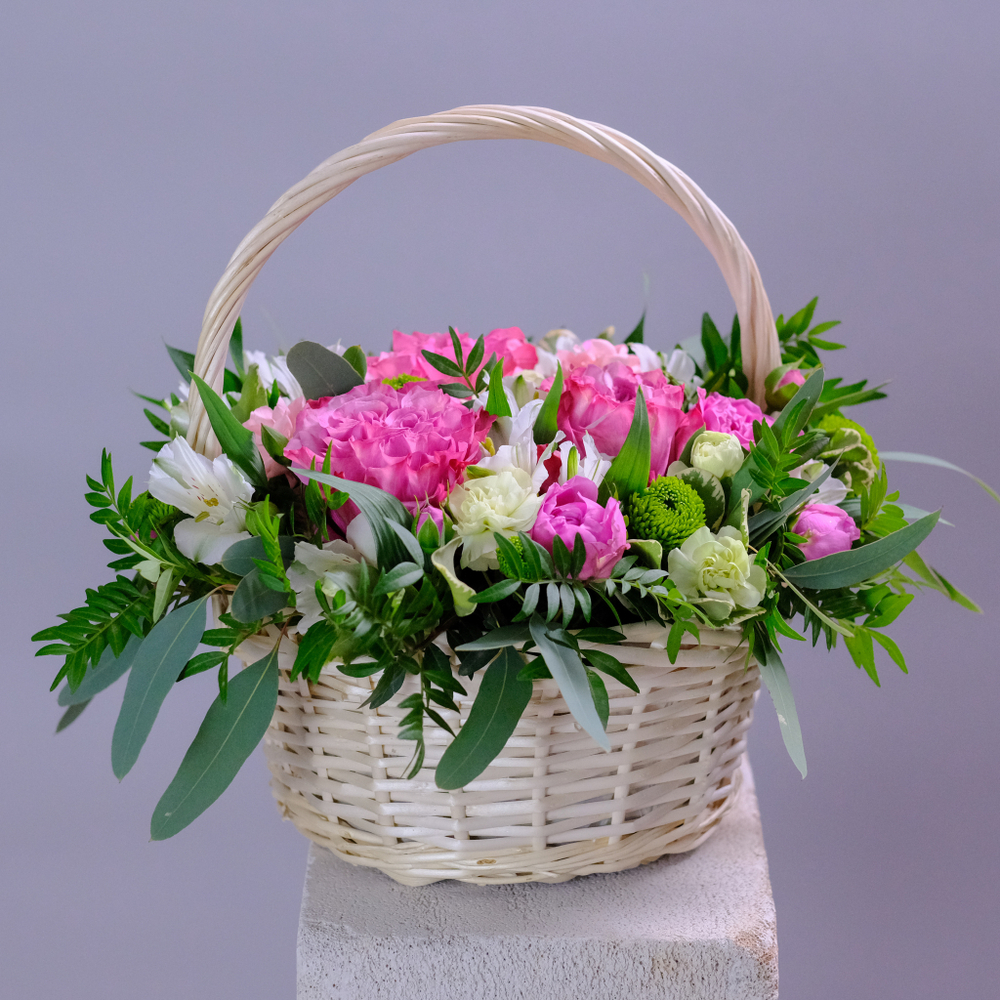 Композиция с пионовидными розами в корзине #109
