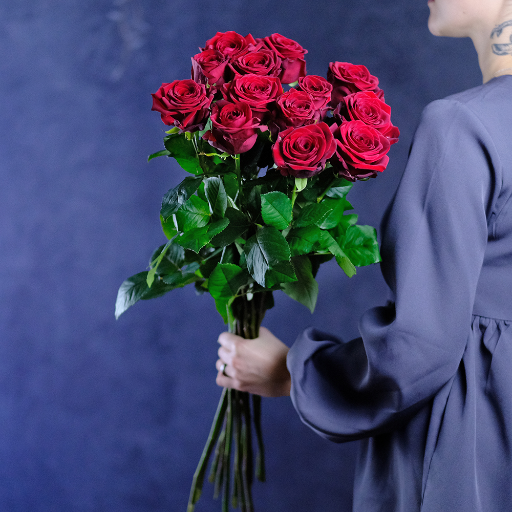 Букет высоких красных роз Red Naomi