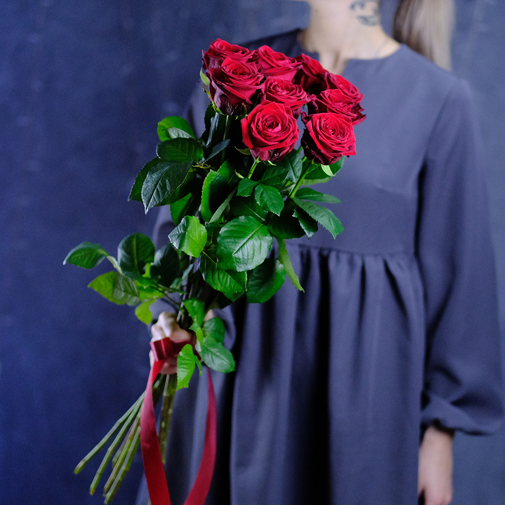 Букет высоких красных роз Red Naomi