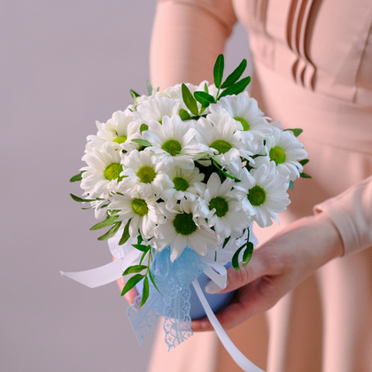 Композиция из ромашек в шляпной коробке #248