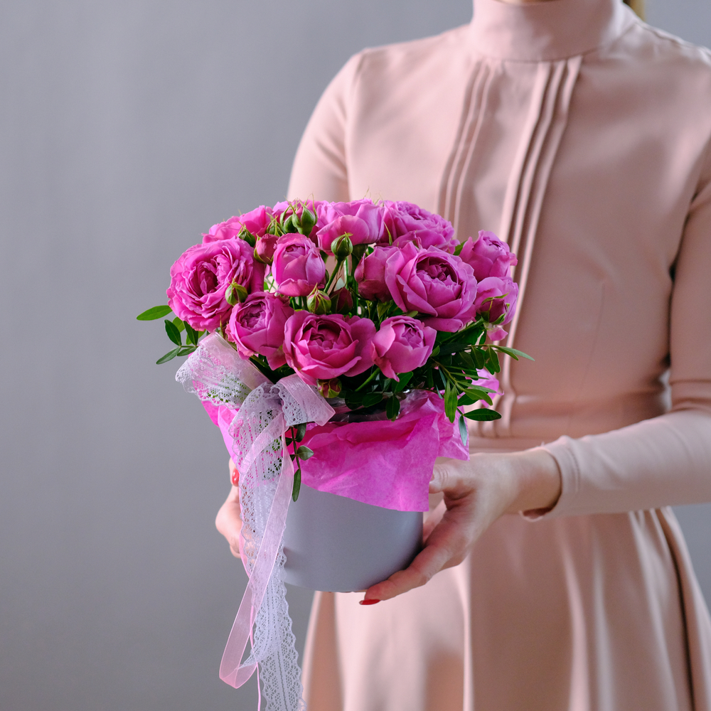 Композиция из пионовидных роз Misty Bubbles M в шляпной коробке