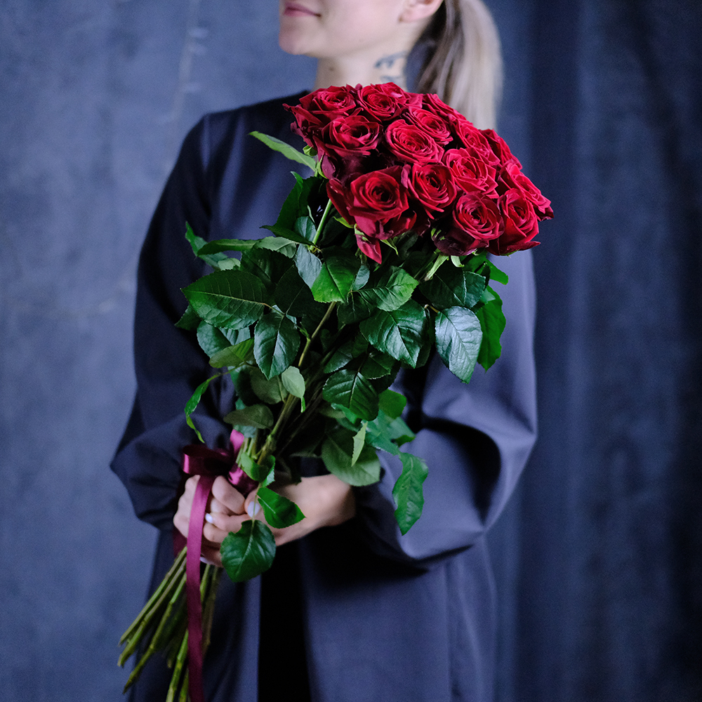 Букет высоких красных роз Red Naomi