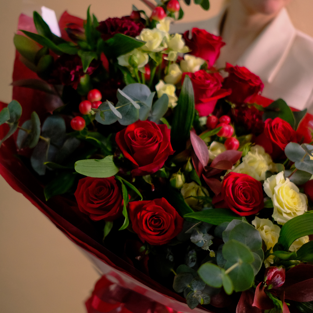 Яркий букет с красными розами #740