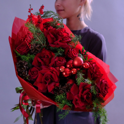 Яркий зимний букет с французскими розами