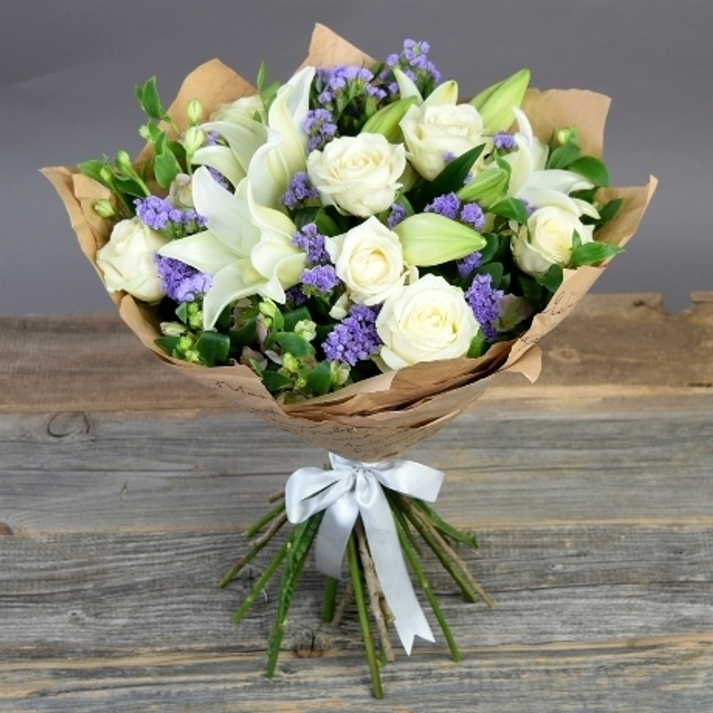 Букет с белыми лилиями и розами