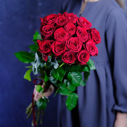 Букет высоких красных роз Red Naomi