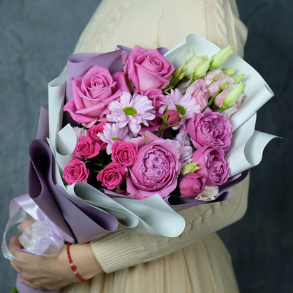 Букет с пионовидными розами и эустомой