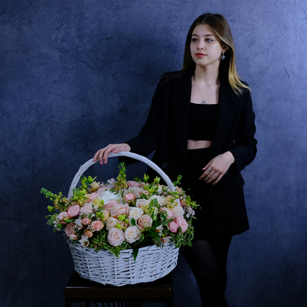 Корзина «Мимолетный каприз» с гортензией и пионовидными розами