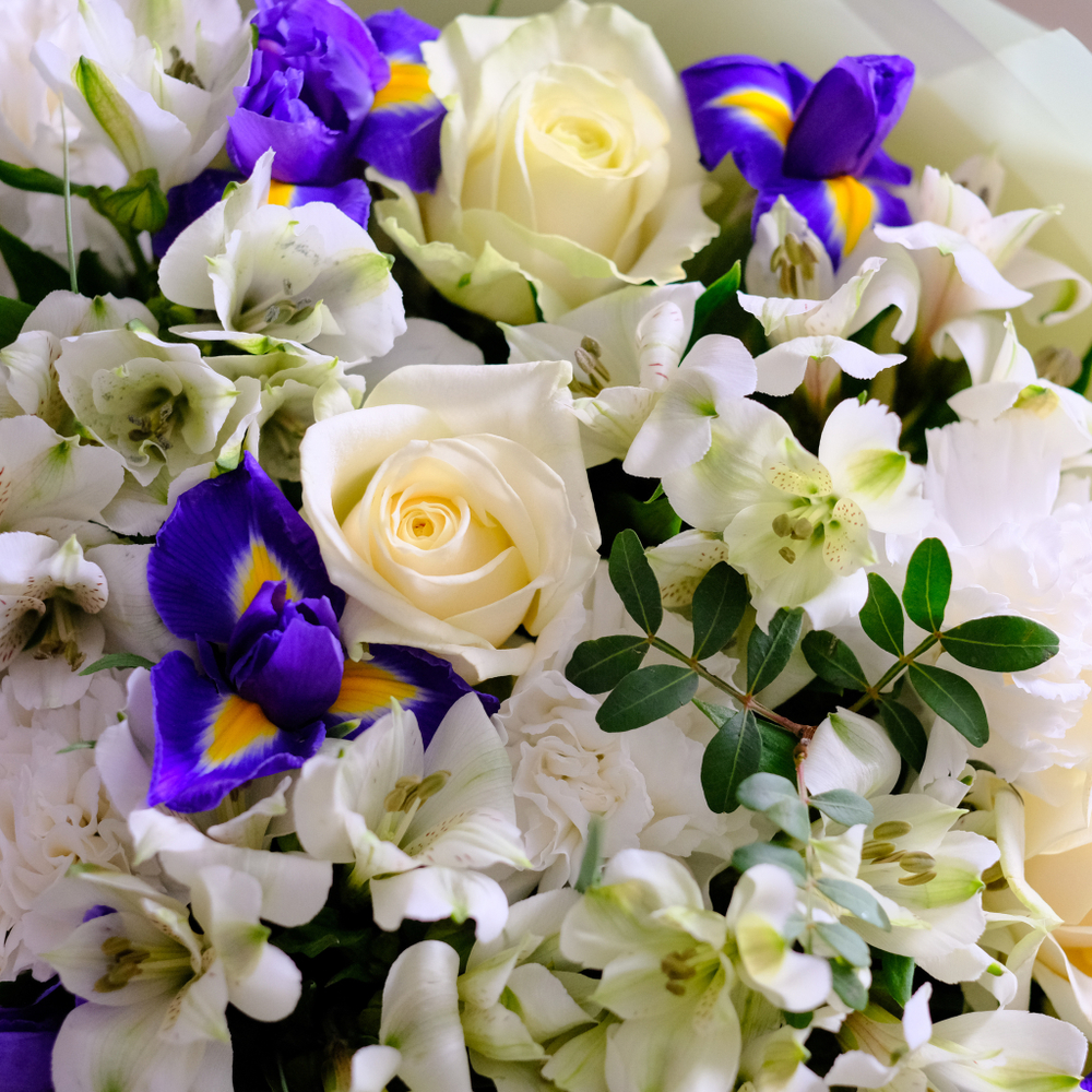 Нежный букет с белыми розами и ирисами #15