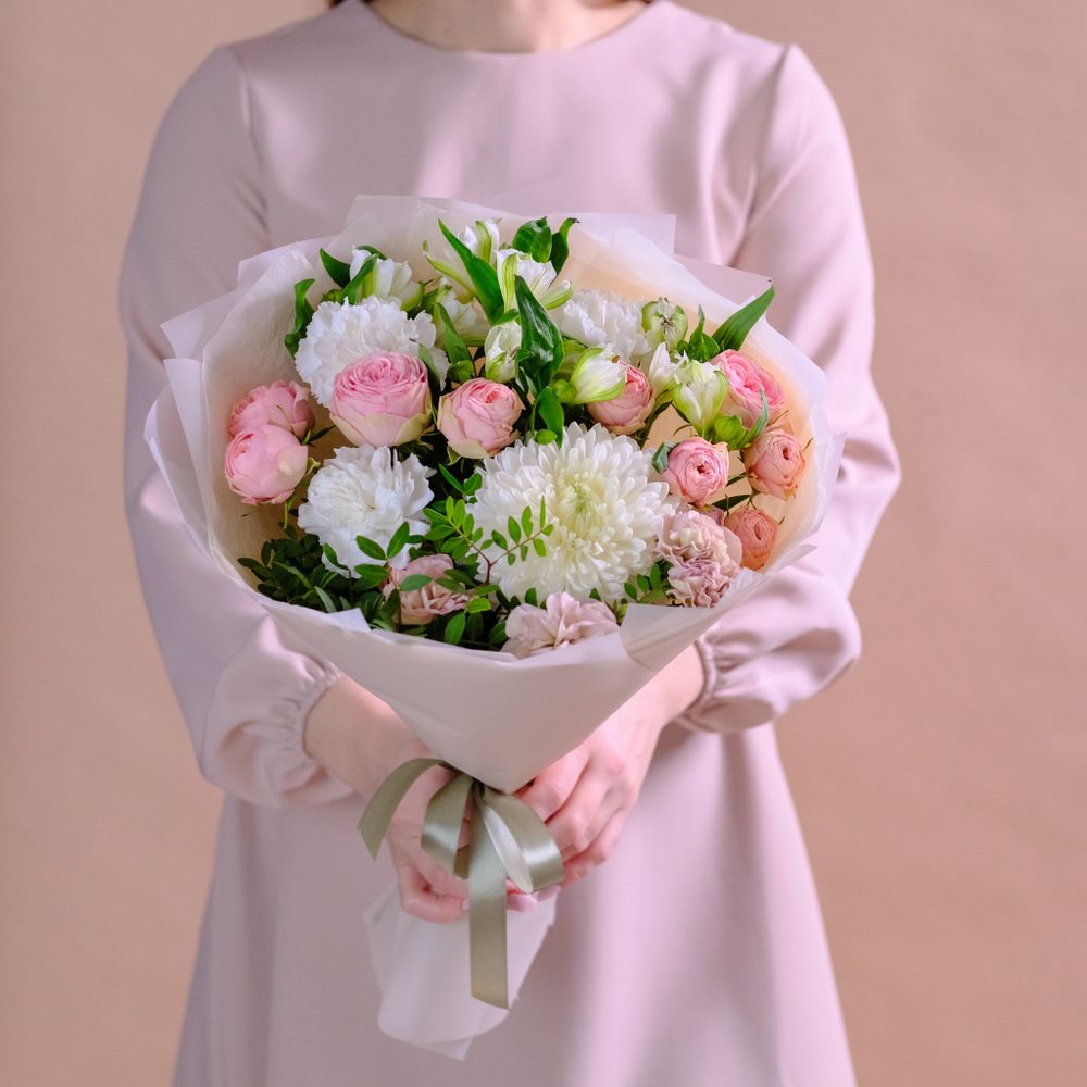 Нежный букет с премиум хризантемой и пионовидными розами #144