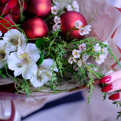 Яркий зимний букет с французской розой и хвойными #701