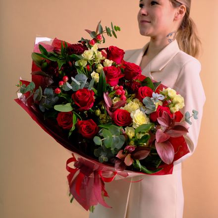 Яркий букет с красными розами #740