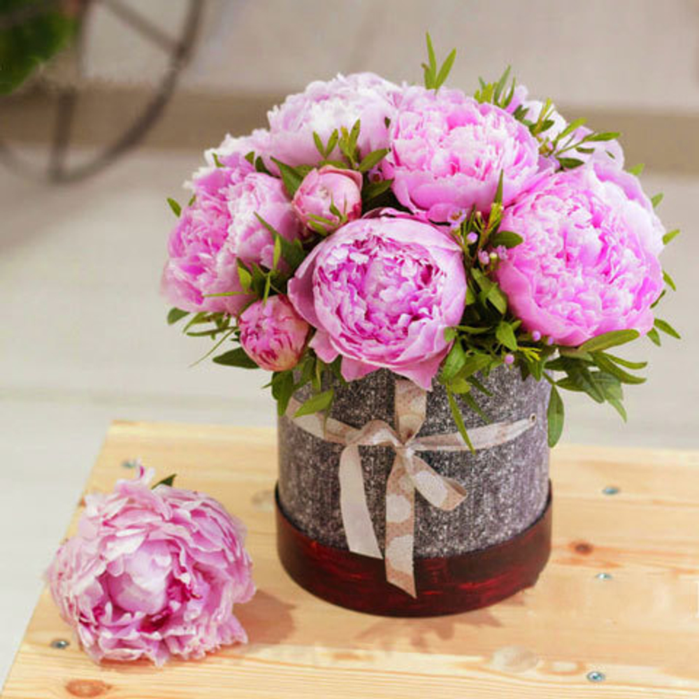 Купить небольшой букет розовые пионы в шляпной коробке в Перми