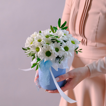 Композиция из ромашек в шляпной коробке #247