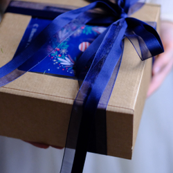 Коробка крафт с сиреневой атласной лентой