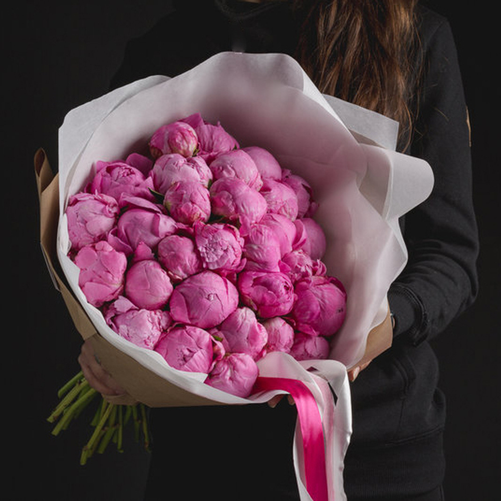Купить букет 29 розовых пионов в Перми.