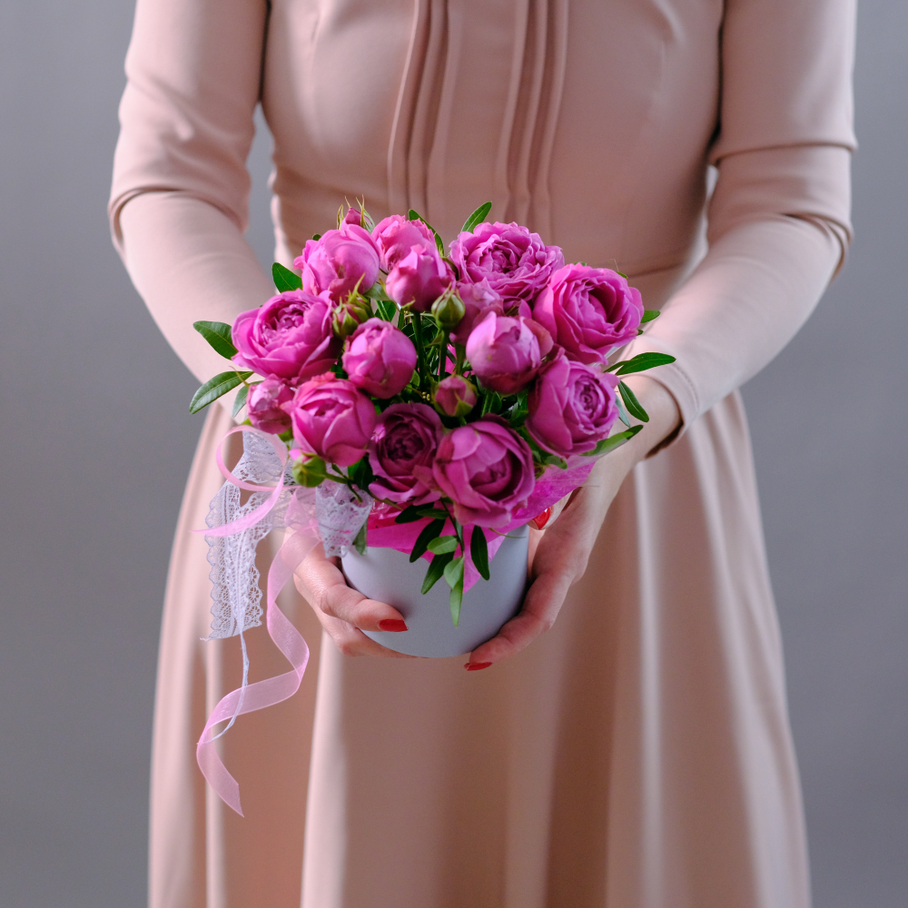 Композиция-комплимент из пионовидных роз Misty Bubbles S в шляпной коробке