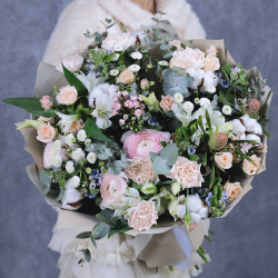 Букет с ранункулюсами "Кокетка"