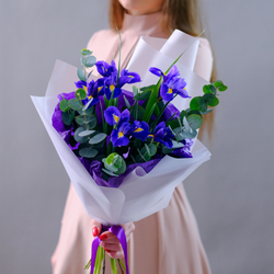 Букет с ирисами «‎Чароит»