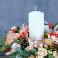 Зимняя композиция с живыми цветами и свечой «‎Орешки для золушки»