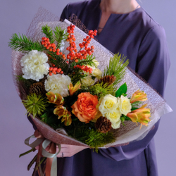 Нежный зимний букет с кремовыми розами