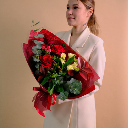 Яркий букет с красными розами #742