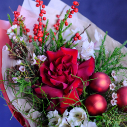 Яркий зимний букет с французской розой и хвойными #701