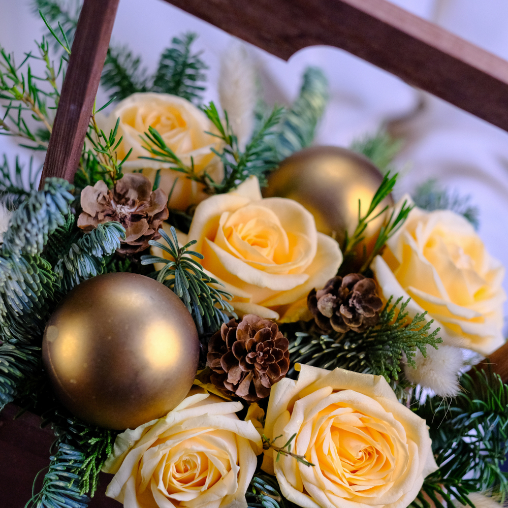 Зимняя композиция с персиковыми розами #688