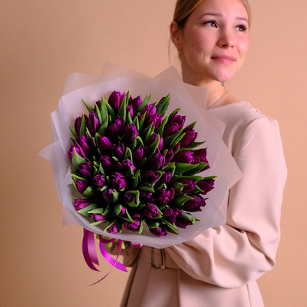 Букет 51 пурпурный тюльпан «Таинство»