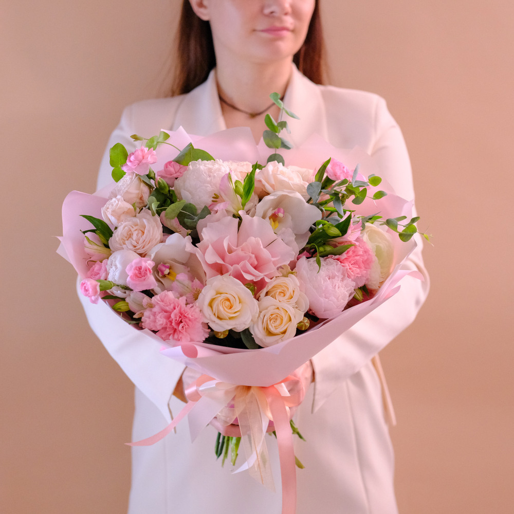 Нежный букет с пионами, французскими розами и ранункулюсами #158